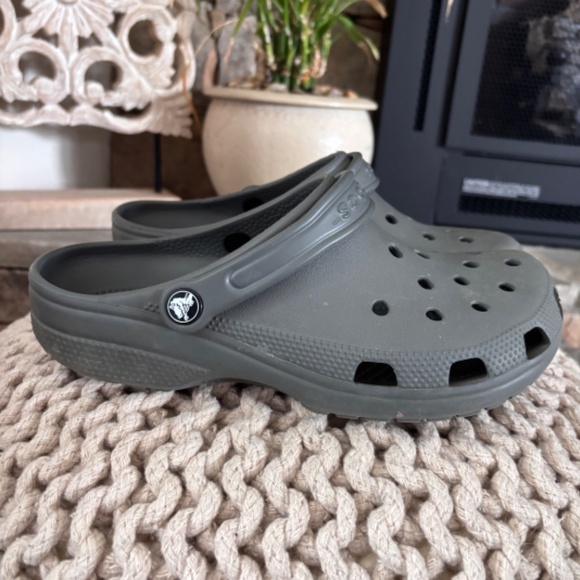 Crocs Men's SZ 7 Gray Classic Clogs - Picture 5 of 11